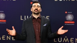 ”Aikuinen mies ylpeilee varastamisella” – Gogi Mavromichalis kuohuttaa esittelemällä hotellista ottamiaan tavaroita