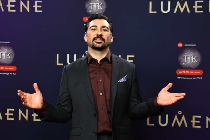 ”Aikuinen mies ylpeilee varastamisella” – Gogi Mavromichalis kuohuttaa esittelemällä hotellista ottamiaan tavaroita