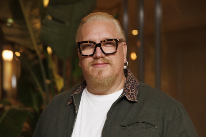 ”Mulla ei ollut mitään hajua, keitä nuo jätkät on” – Arttu Wiskarin Suomi Finland perkele -nuoruuskuvassa on tuttuja