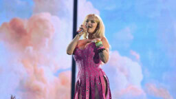 ”Jumala on nainen ja hänen nimensä on Erika” – Erika Vikman poseeraa upeissa lomakuvissa