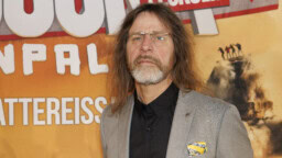 Jone Nikula ei sydänkohtauksen saatuaan halunnut kakata sohvalle – siirtyi lattialle kuolemaan