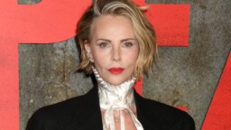 Charlize Theron paljasteli punaisella matolla – jätti paidan kotiin
