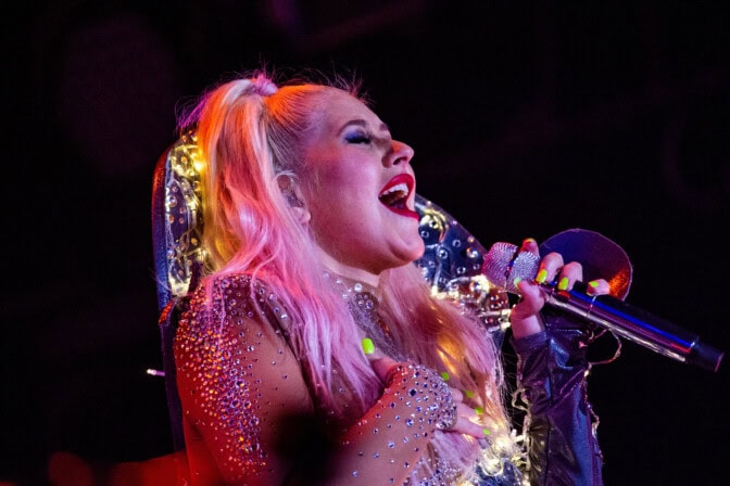 ”Ole kiltti ja sano että tuo on peruukki” – Christina Aguileran rajusti muuttunut tyyli villitsi fanit