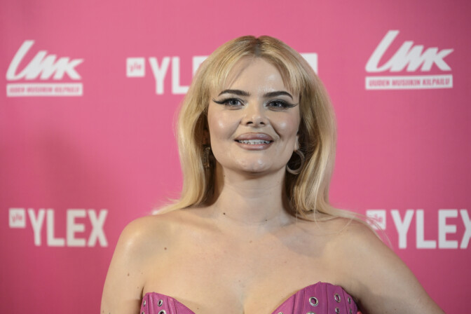 Erika Vikman otti kantaa vellovaan turkiskeskusteluun – somekansa kävi kimppuun