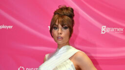 ”Järkyttävää” – Essi Unkuri saapui Radiogaalaan raskausvatsa paljaana ja some kohahti