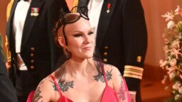 Vasemmiston kansanedustaja turhautui persujen puheenvuoroihin: ”haluan juua viinaa kahella käellä”