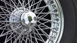 Maailman oudoin auto? Tässä 8-pyöräisessä hirviössä oli enemmän renkaita kuin järkeä