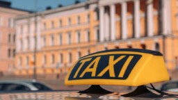 Ilokaasupulloja ja sekava kuljettaja – poliisi teki valvontaiskun takseihin