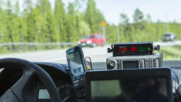 Näin ovelasti poliisi piilotti tutka-auton – tämä jäi monelta kuskilta huomaamatta