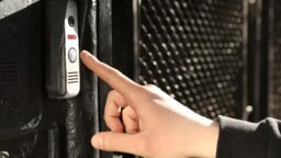 Perheenisä järkyttyi ovikameran näystä – ryntäsi kotiin pelastamaan raskaana olevan vaimonsa ja lapsensa