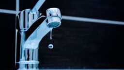 Yle: Valtiovallan mielestä vesi on liian halpaa – vesimaksuihin luvassa tuntuvia korotuksia