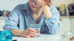 Tuliko krapula? Nämä luonnolliset keinot voivat helpottaa oloa yllättävän nopeasti