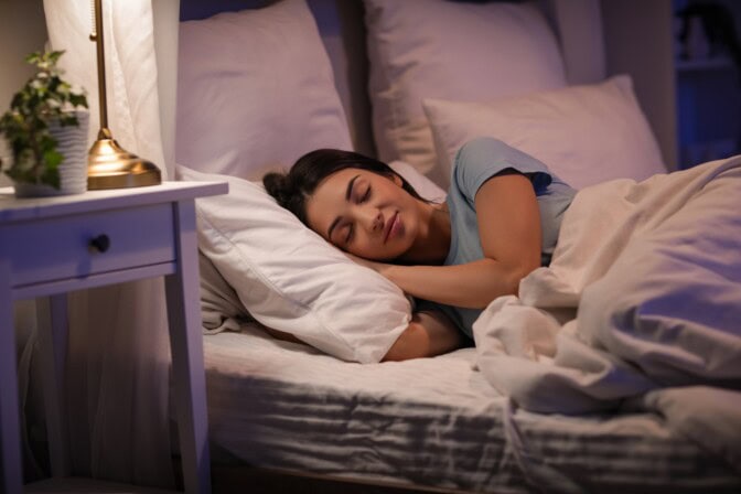 Tämä yksi tapa voi helpottaa nukahtamista – moni sivuuttaa sen