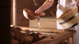 ”Köyhät ulisee” – kuinka paljon maksaisit saunavuorosta? Helsinkiläissaunan hinnasto pyörryttää