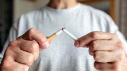Kotona tupakointia halutaan suitsia – soteministeriö esittää merkittäviä lakimuutoksia