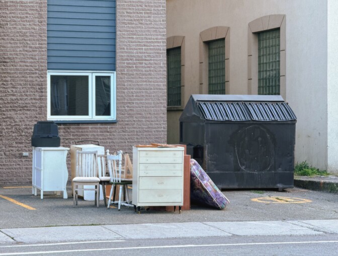 IS: Vuokra-asuntoyhtiön käsittämätön moka – väärän perheen tavarat kannettiin ulos ja tuhottiin