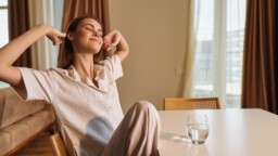 Aamu voi tuntua raskaalta – kaksi yksinkertaista tapaa auttaa kehoa heräämään oikein