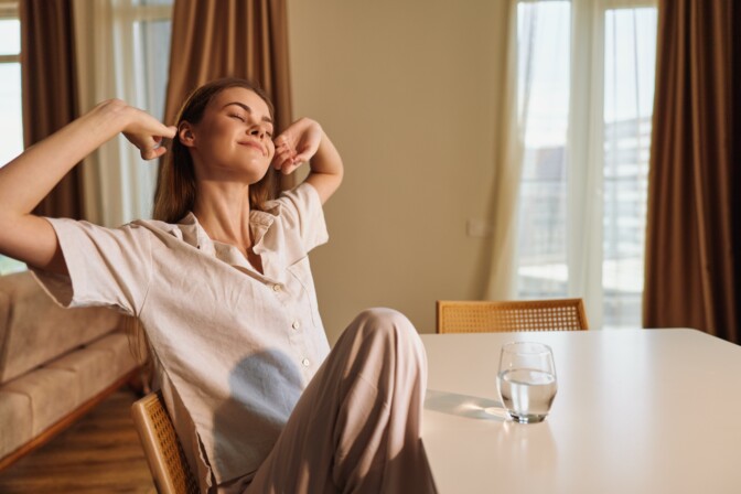 Aamu voi tuntua raskaalta – kaksi yksinkertaista tapaa auttaa kehoa heräämään oikein