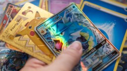 Pokémon-kortit myydään loppuun ennätystahtia – et usko, kuka niitä ostaa
