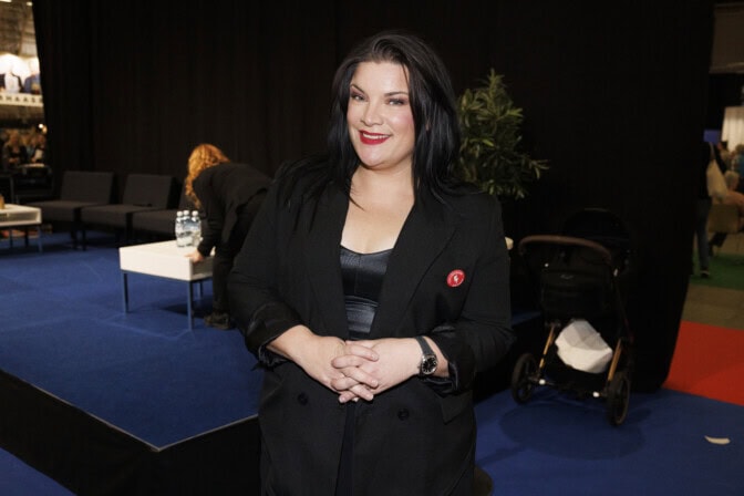 IS: ”ADHD on supervoimani” – Hanna Pakarinen opetteli ruotsin kielen virkkaamalla ja katsomalla televisiota