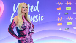 ”Unelmieni fanityttöhetki!” – Erika Vikman tapasi Euroviisuissa idolinsa