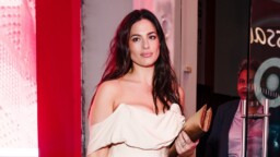 Plusmalli Ashley Graham kritisoi laihdutusbuumia: ”Kuin isku vasten kasvoja”