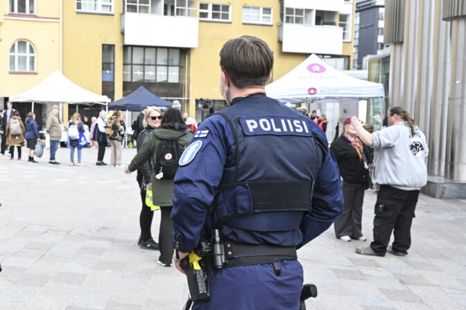 IL: Ilkosen alaston mies riehui ruokakaupassa tiistaiaamuna
