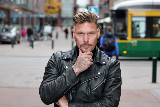”Sain toiselta sitä, mitä en saanut omasta suhteestani” – Aki Manninen kertoo eläneensä kymmenen vuotta kahdessa suhteessa