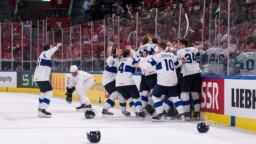 ”Täällä on Suomen Leijonat!” – aamuun saakka juhlineet maailmanmestarit pirauttivat radion suoraan lähetykseen
