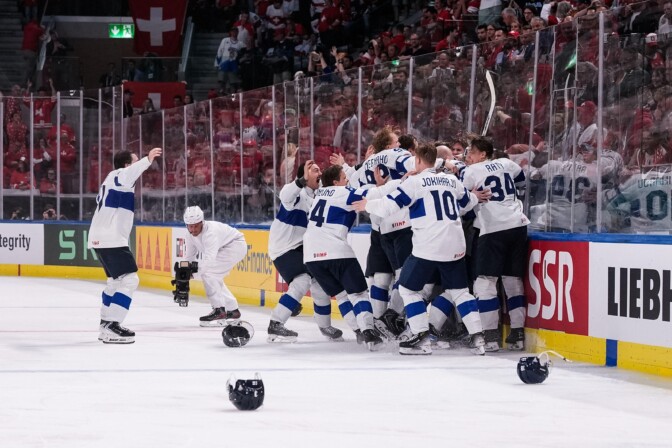 ”Täällä on Suomen Leijonat!” – aamuun saakka juhlineet maailmanmestarit pirauttivat radion suoraan lähetykseen