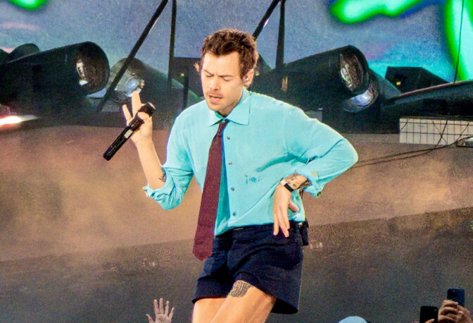 Hirmuhelteellä esiintynyt Harry Styles lyyhistyi lavalle
