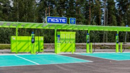 Uusi sääntö latausasemille – pitkistä pysähdyksistä voi tulla lisälasku