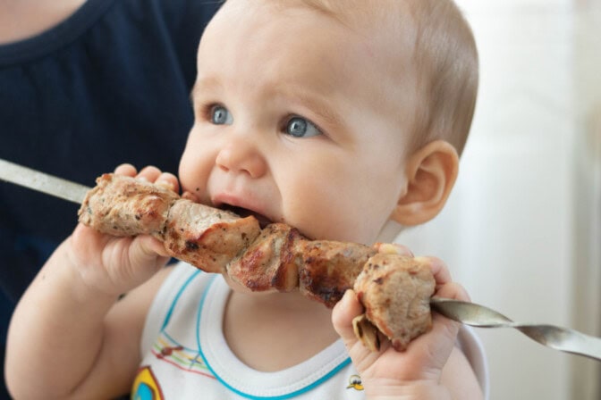IS: ”Miksi sekoittaa täydellistä ravintoa sokerimössöllä?” – carnivore-äiti aikoo syöttää lihaa myös vauvalleen