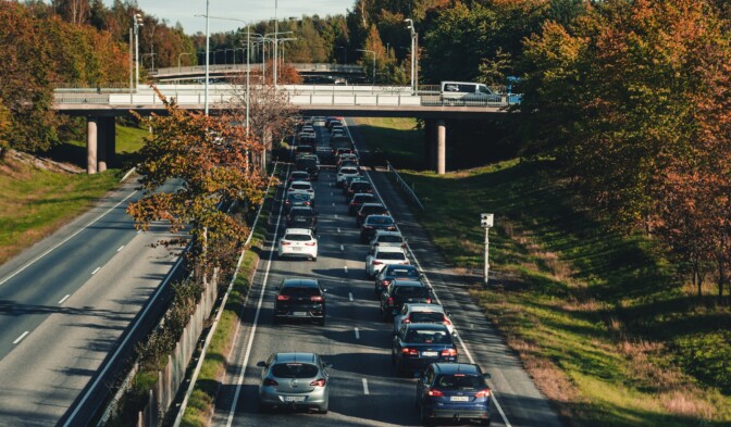Juhannusruuhkat alkavat tänään – tämä on suomalaisten ehdoton suosikkibiisi automatkalle