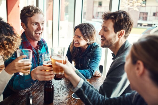 Tutkijat nostavat esiin yllättävän riskin: myös isän alkoholinkäyttö voi vaikuttaa vauvaan