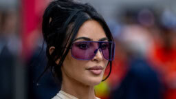 Kyyhkyläiset Kim Kardashian ja Lewis Hamilton hempeässä yhteiskuvassa – järviloma lasten kanssa sai somen villiintymään