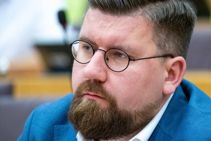 Sebastian Tynkkynen rökitti 16-vuotiasta poliitikkoa somessa ja sai kansalaiset kimppuunsa