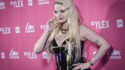 Tangomarkkinoiden lavalle noussut Erika Vikman omisti esityksensä Kikalle