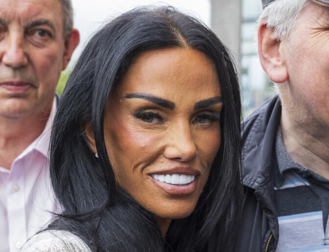 Katie Price latoo suunsa puhtaaksi paljastusdokumentissa – aiheina muun muassa lapsuudentrauma ja Hugh Hefnerin pili