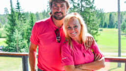 Teemu ja Sirpa Selänne avioituivat 30 vuotta sitten – hääkuvissa hurmaa 6-vuotias Joel Harkimo