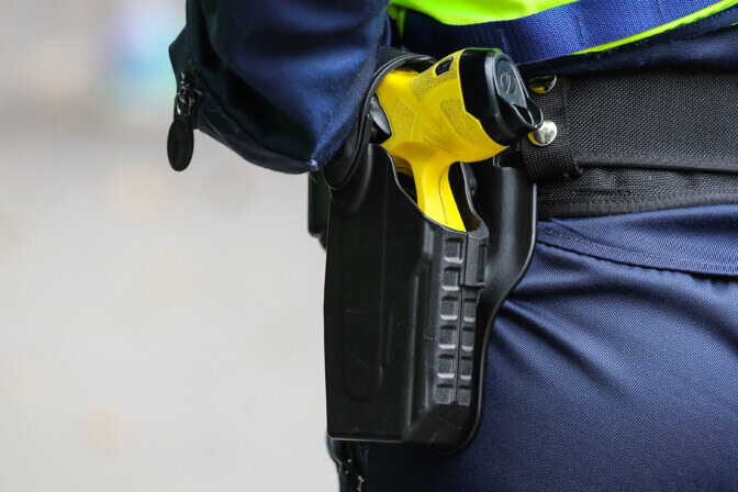 Poliisi taltutti aggressiivisen henkilön etälamauttimella – lamautettu kuoli
