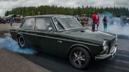 300 km/h, yli tuhat hevosvoimaa ja preppaamaton rata – kiihdytysmestaruus ratkaistaan Suomessa