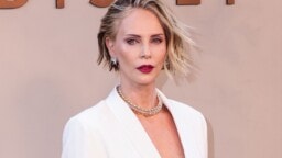 Charlize Theronin rohkea asu sai fanit hieraisemaan silmiään – alaosa läpinäkyvää muovia
