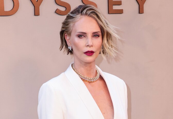 Charlize Theronin rohkea asu sai fanit hieraisemaan silmiään – alaosa läpinäkyvää muovia