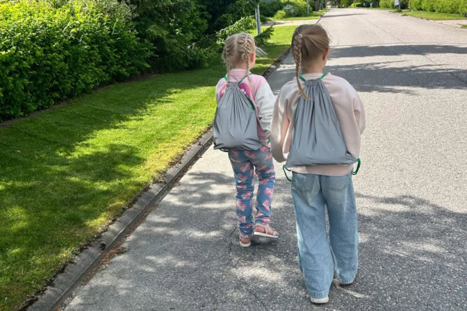 Koululaisille jaetaan ilmaisia heijastinreppuja – näin voit lunastaa omasi S-marketista