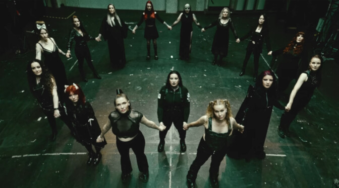 Ina Mikkola esiintyy Hellsinki Metal Festivalilla, kun lavan valtaavat IKINÄ ja Choir of Hecate